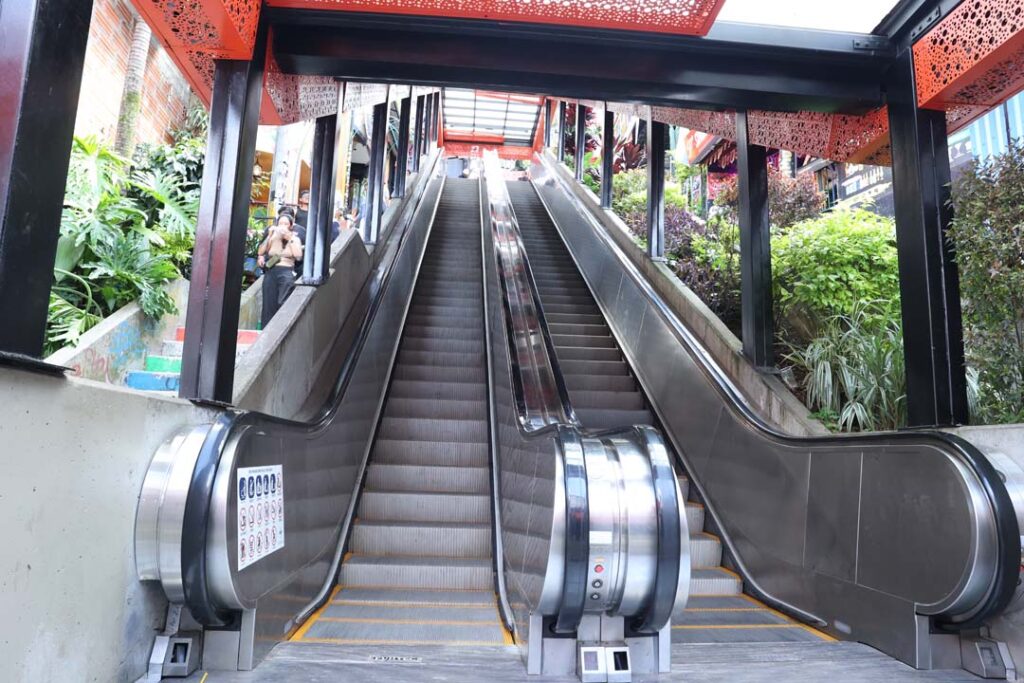 Imagen escaleras eléctricas comuna 13