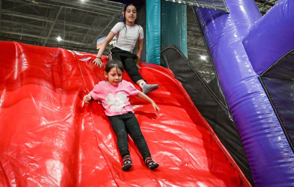 Niñas en el Festival Buen Comienzo Imagen familias que viven por primera vez
