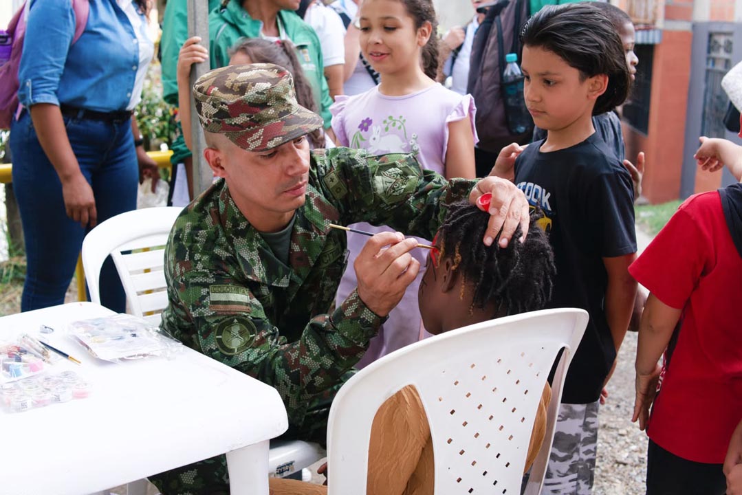 Militar pintando caras