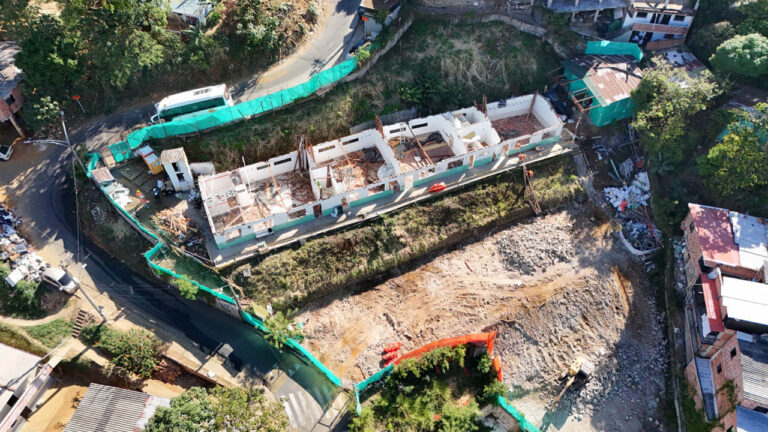 Imagen panorámica de construcción de megacolegio