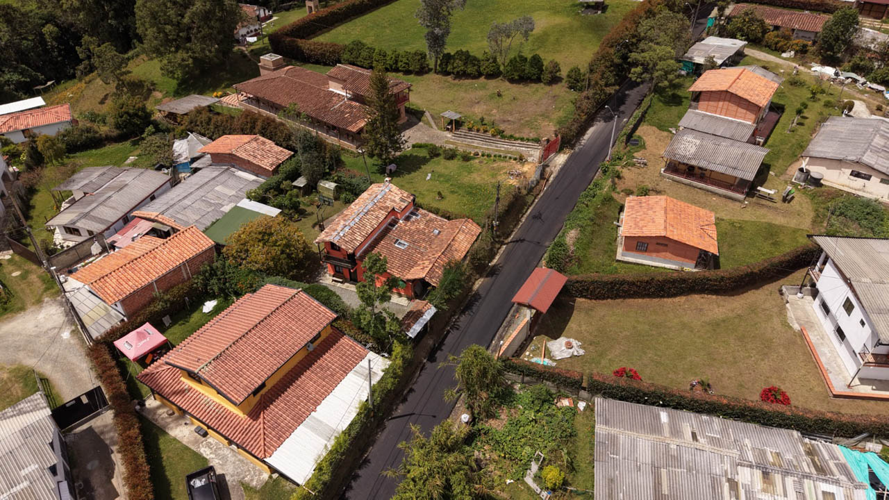 Imagen panorámica de vía pavimentada