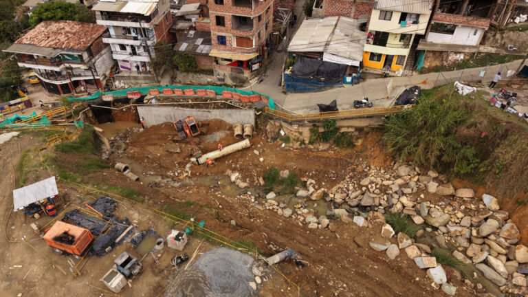 Imagen recuperación vial junto al puente de la quebrada La Guayabala (1)