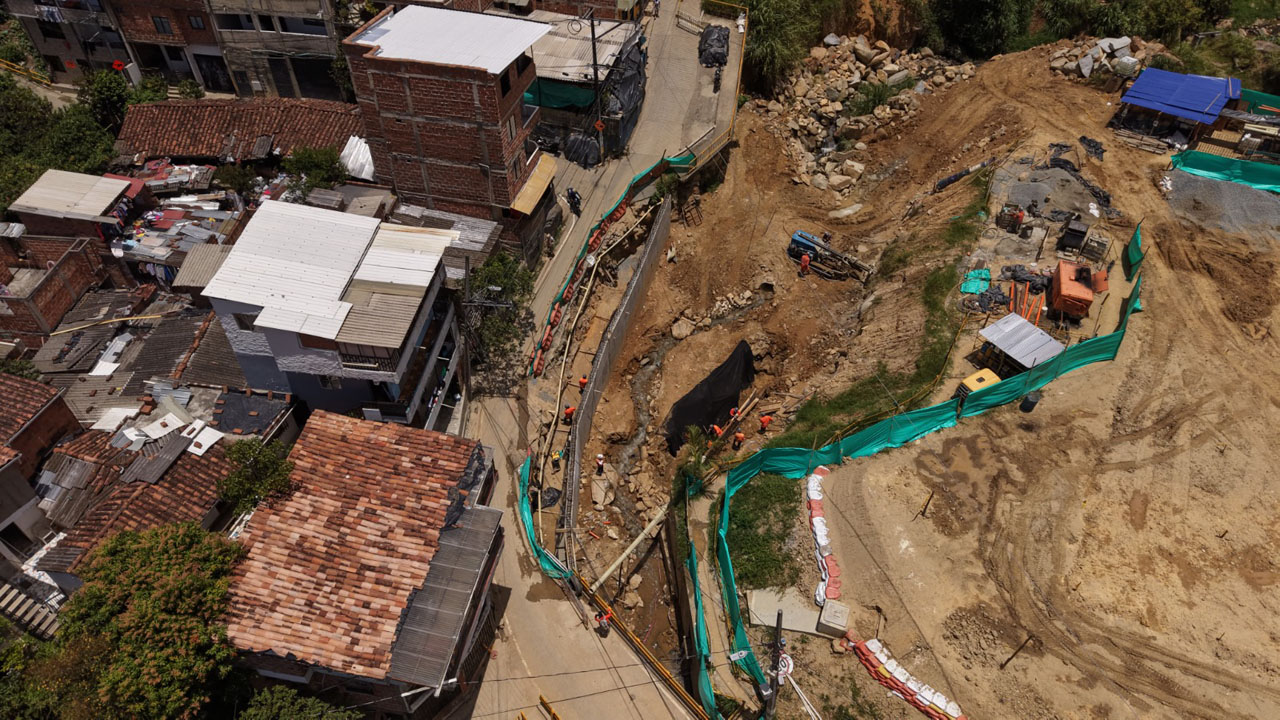 Imagen recuperación vial junto al puente de la quebrada La Guayabala (4)