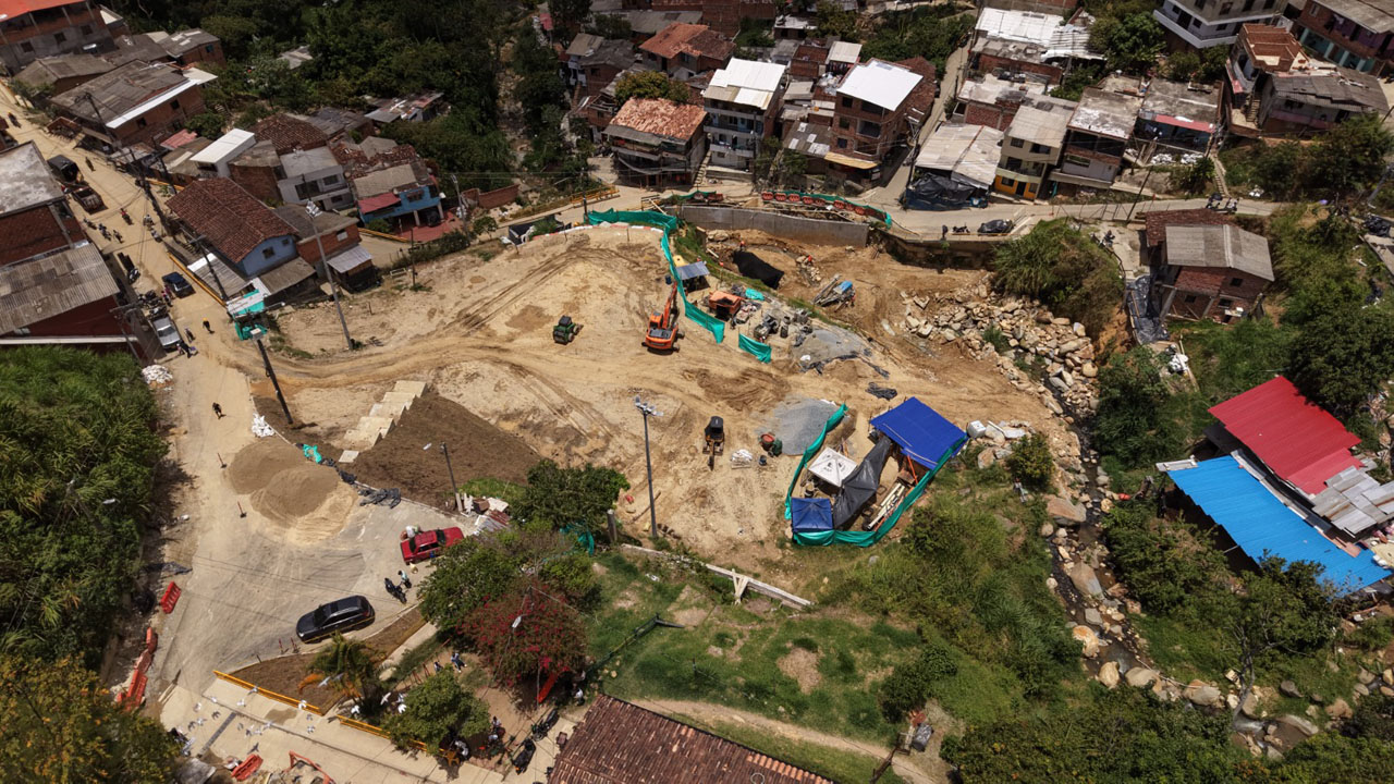 Imagen recuperación vial junto al puente de la quebrada La Guayabala (4)