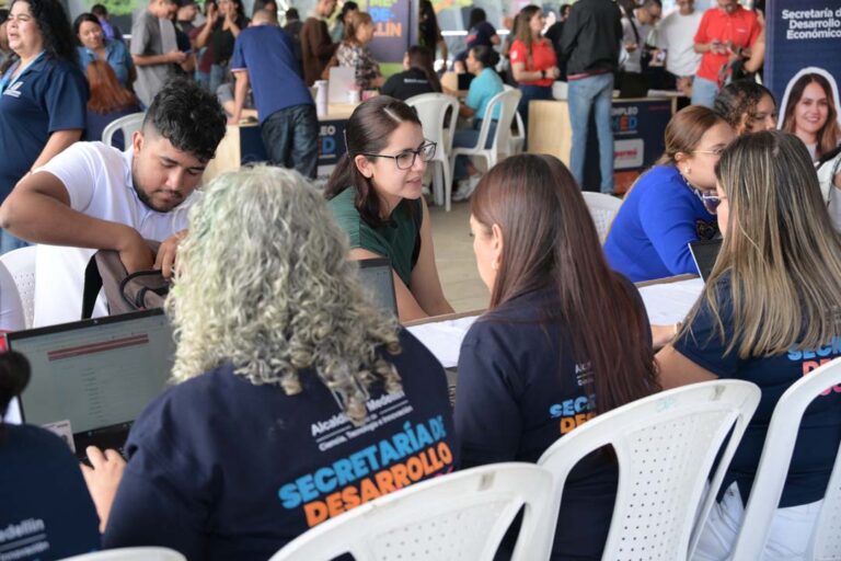Imagen reducción del desempleo en Colombia (5)