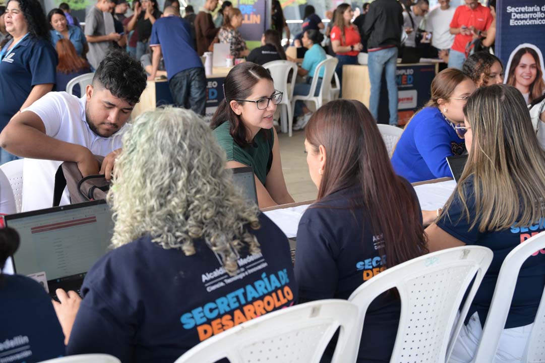 Imagen reducción del desempleo en Colombia (5)