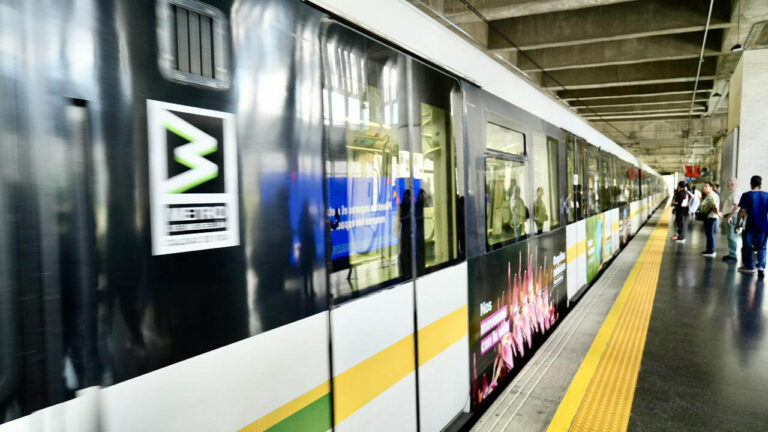Imagen vagón del metro con branding de biodiversidad
