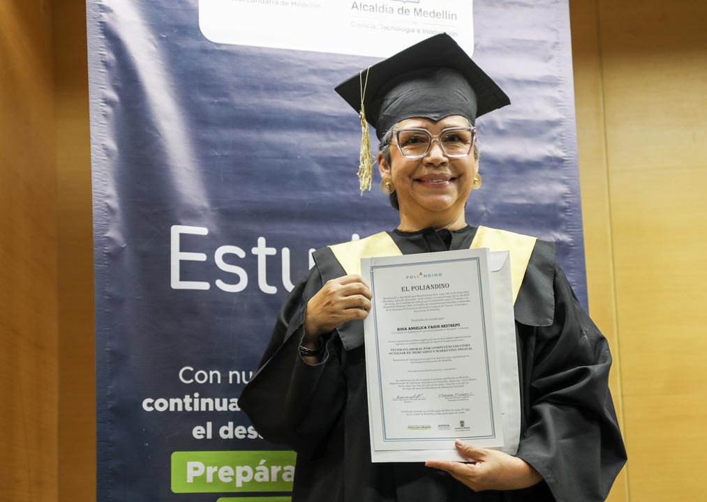 Rosa Vahos, a sus 56 años con su diploma foto1