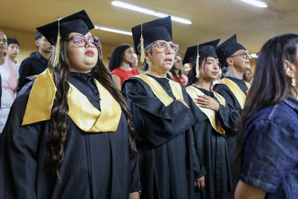 Rosa Vahos, a sus 56 años graduándose foto 2
