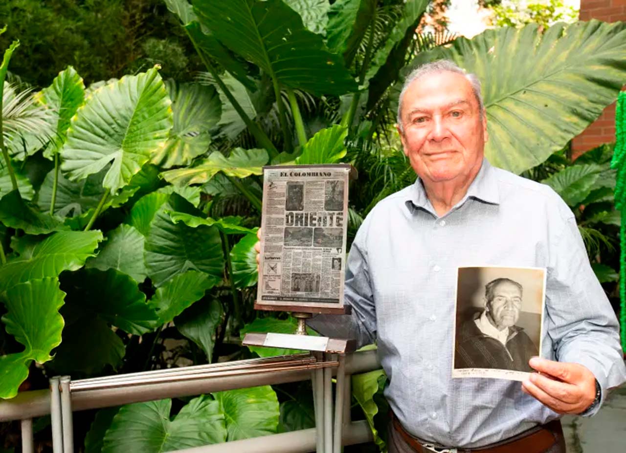Hace cincuenta años Augusto Vásquez tuvo la idea de fundar un festival de trova en Medellín. Sostiene un retrato del trovador Salvo Ruiz y un premio a su labor cultural . Foto Esneyder Gutiérrez - elcolombiano.com