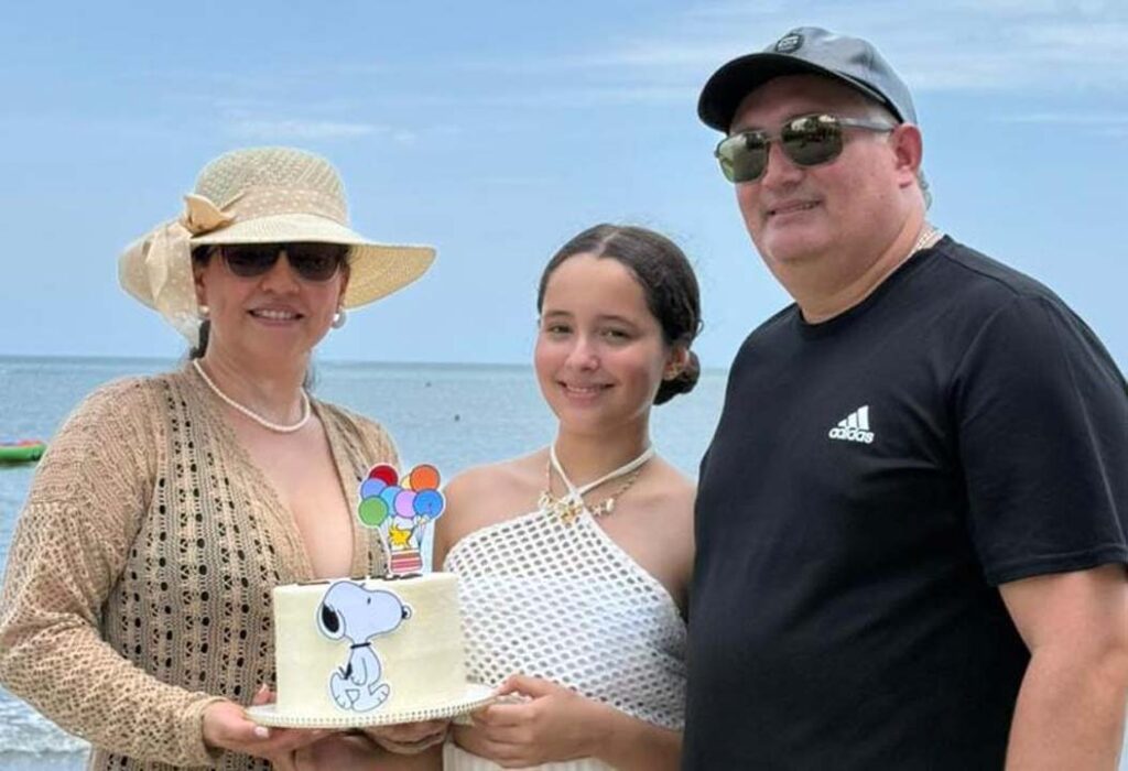 Foto 15. La familia de Rosy compartiendo la celebración de la vida de su hija