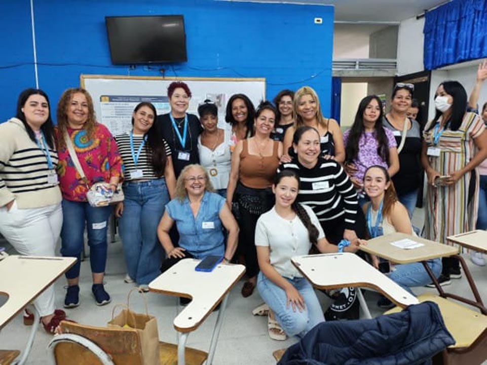 Rosy en actividad del INDER con los hijos e hijas de las mujeres de la Red Cormupaz 