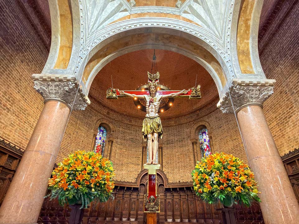 Cristo de la Catedral Metropolitana de Medellín Dentro de la Catedral Metropolitana de Medellín