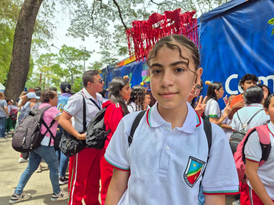 Allison Moreno, alumna de sexto 1 de la I. E. San José de Betulia. Imagen De Betulia a la Fiesta del Libro de Medellín ALLISON