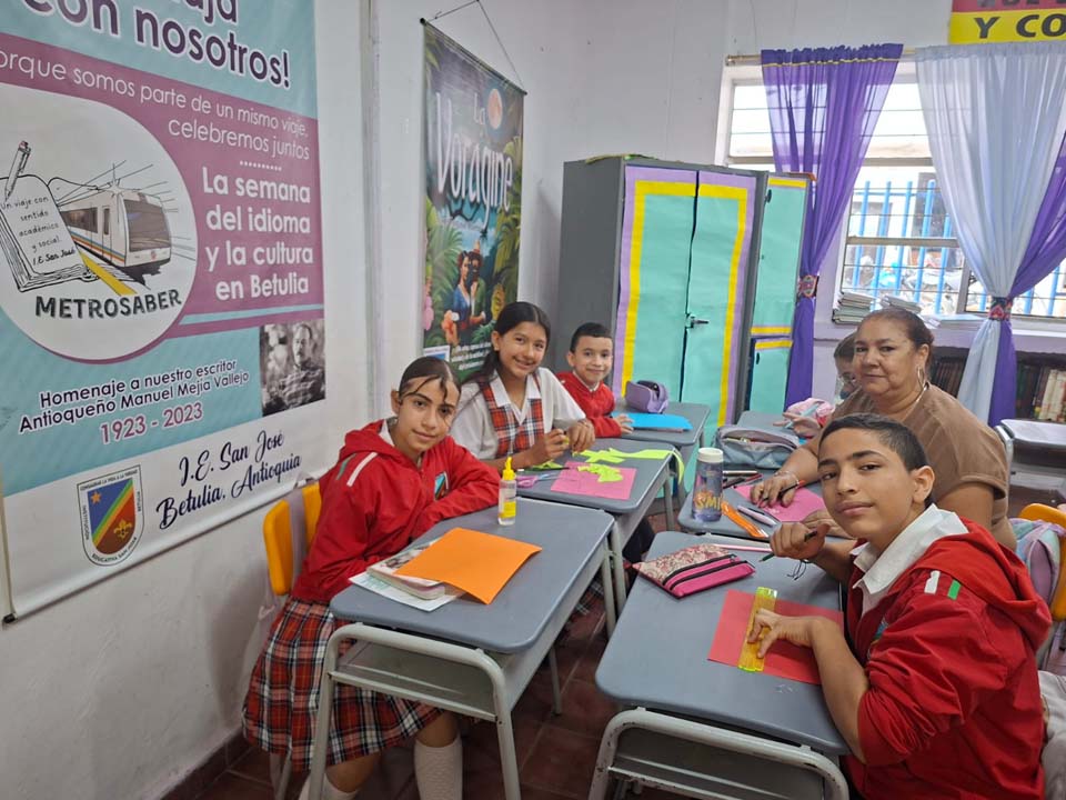 La profesora Adriana Medina con sus alumnos de la I. E. San José de Betulia La profesora Adriana Medina con sus alumnos de la I. E. San José de Betulia
