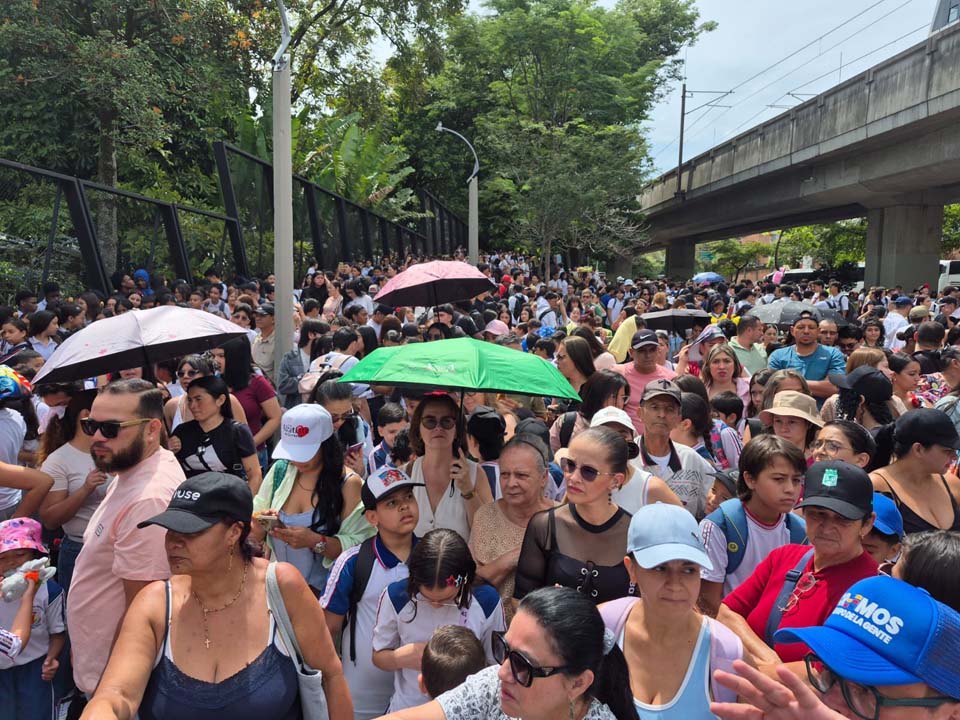 Minutos antes de las 10:00 a. m. de este viernes, 18 de septiembre, una multitud se aprestó para entrar a la Fiesta del Libro y la Cultura. Minutos antes de las 10:00 a. m. de este viernes, 18 de septiembre, una multitud se aprestó para entrar a la Fiesta del Libro y la Cultura.