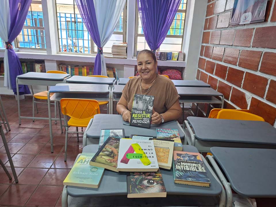 La profesora Adriana Medina con algunos de los libros que la acompañan en su día a día. La profesora Adriana Medina con algunos de los libros que la acompañan en su día a día.