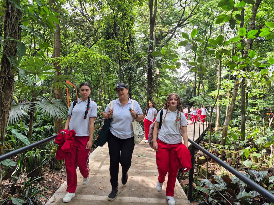 La profesora Adriana Medina con estudiantes de la I. E. San José de Betulia, en la visita a la Fiesta del Libro y la Cultura de este viernes, 18 de septiembre. Imagen De Betulia a la Fiesta del Libro de Medellín SENDERO