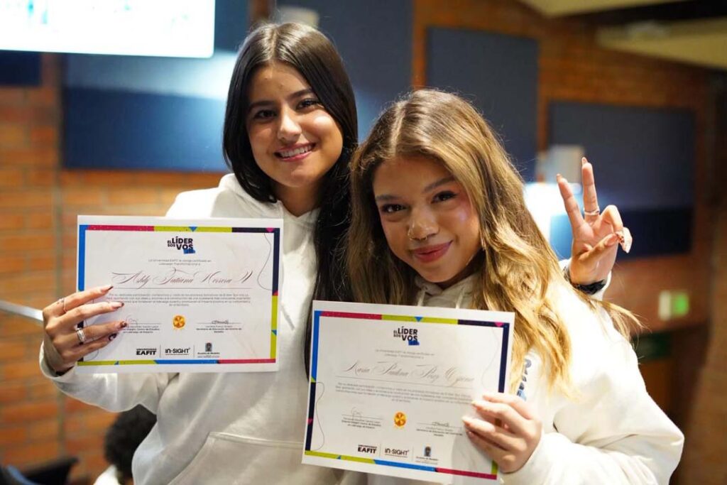 Niñas con diplomas de El Líder Sos Vos Imagen El Líder Sos Vos – La Red (1)