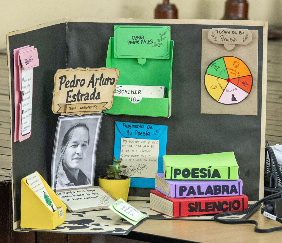 Imagen Escritores de poemas y ensayos visitaron a estudiantes 1