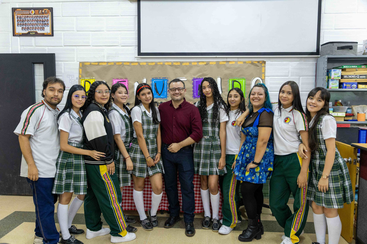 Imagen Escritores de poemas y ensayos visitaron a estudiantes 10