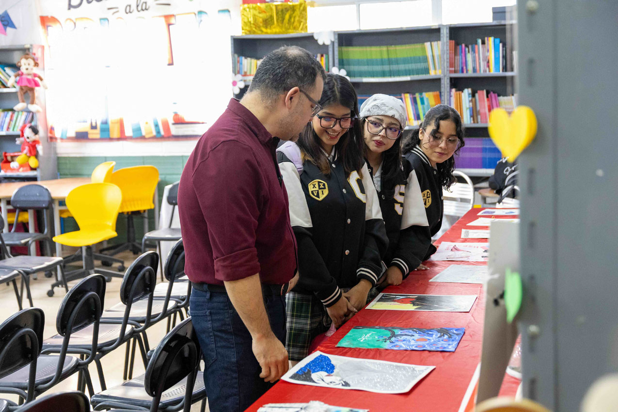 Imagen Escritores de poemas y ensayos visitaron a estudiantes 6