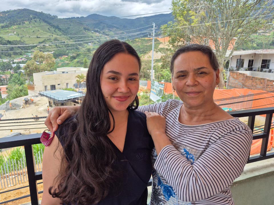 Diana Penagos y su hija, Miranda Rivera, vecinas de la obra del Jardín Infantil Chambacú. Imagen Ocho nuevos jardines fortalecerán el Buen Comienzo DIANA Y MIRANDA