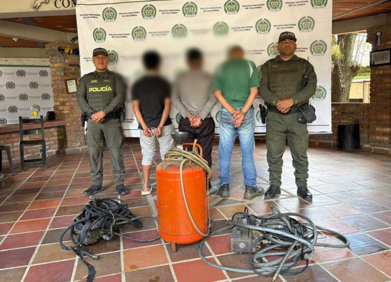 Imagen capturan a cinco personas por robar agua en emergencia por sequía (2)
