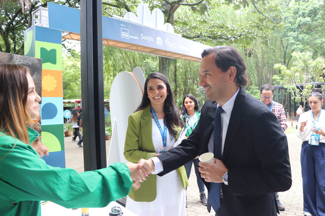 Diego Mesa, director del Fondo para el Medio Ambiente Mundial, saludando Imagen de Diego Mesa, director del Fondo para el Medio Ambiente Mundial, saludando