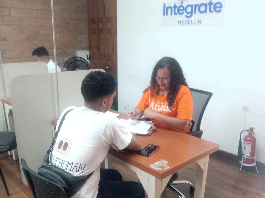 Imagen de Samirha Serrano Romero, asesorando un ciudadano