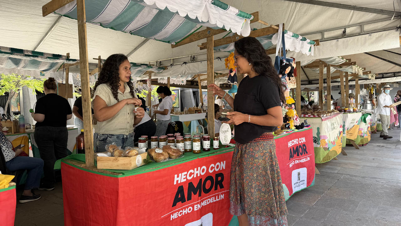 Imagen de Samirha Serrano Romero, con clienta en Mercados Campesinos