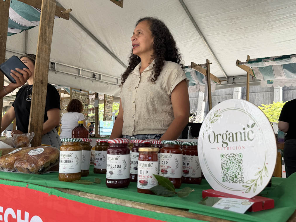 Imagen de Samirha Serrano Romero, con los productos de su emprendimiento
