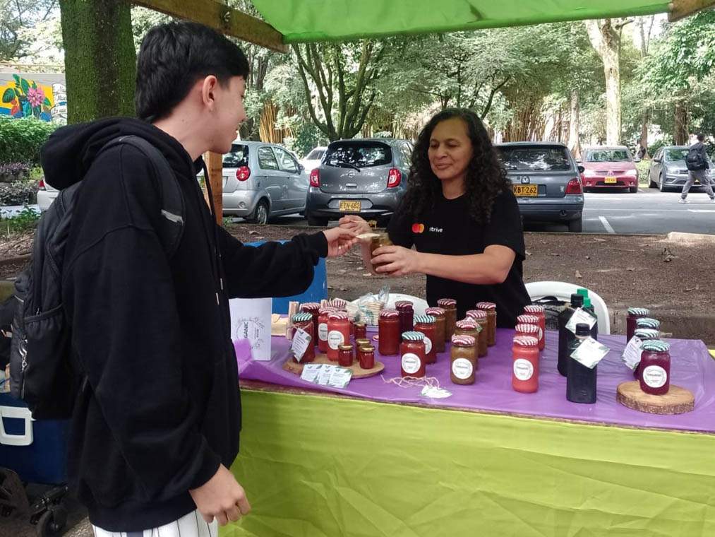 Imagen de Samirha Serrano Romero, con un cliente