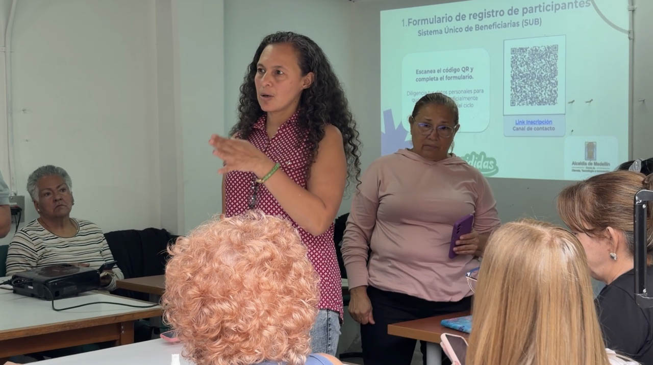 Imagen de Samirha Serrano Romero gestora comunitaria en un salón