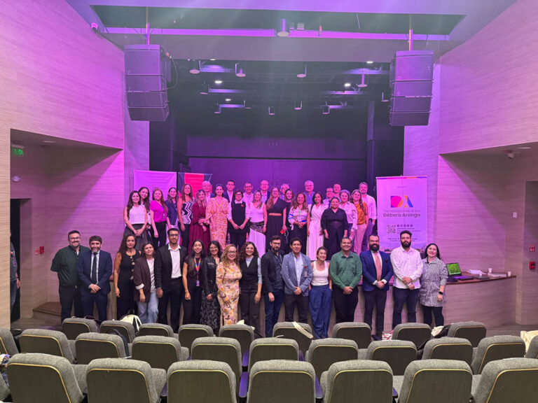 Imagen de asistentes a un evento en la tarima