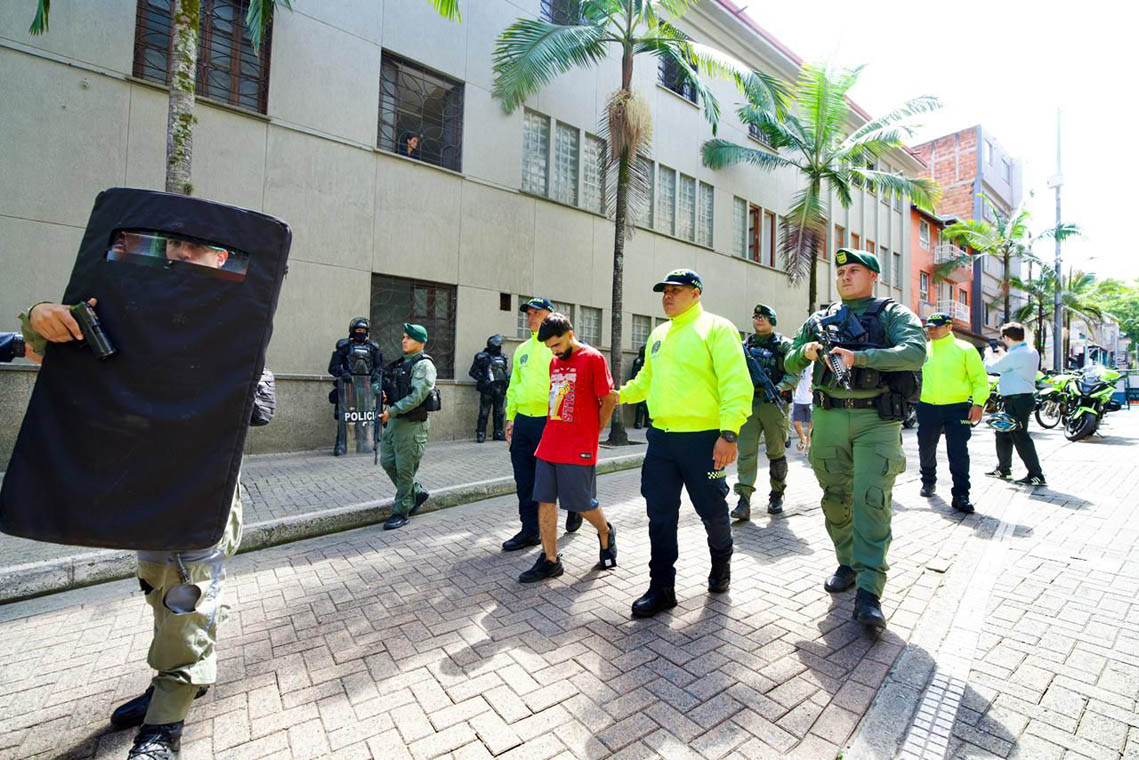 Imagen de capturados con policías
