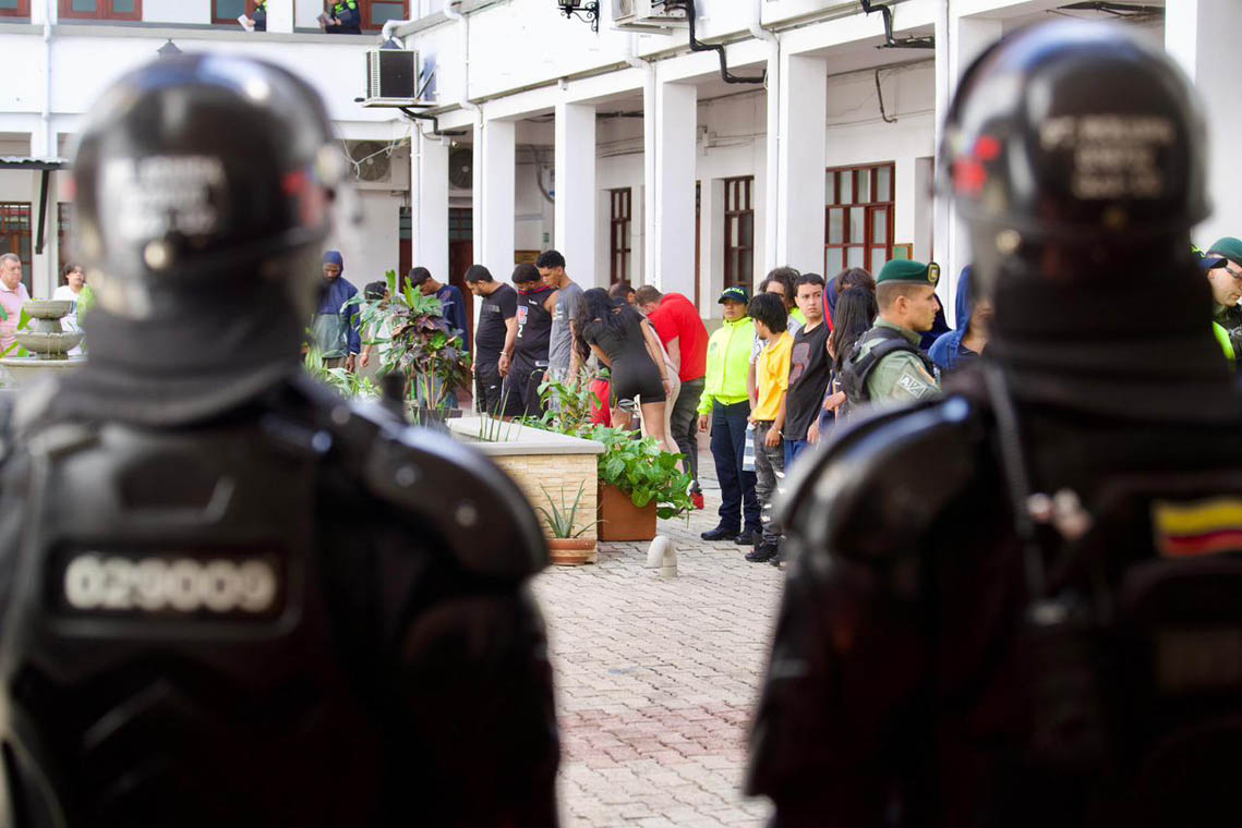 Imagen de capturados custodiados por la policía