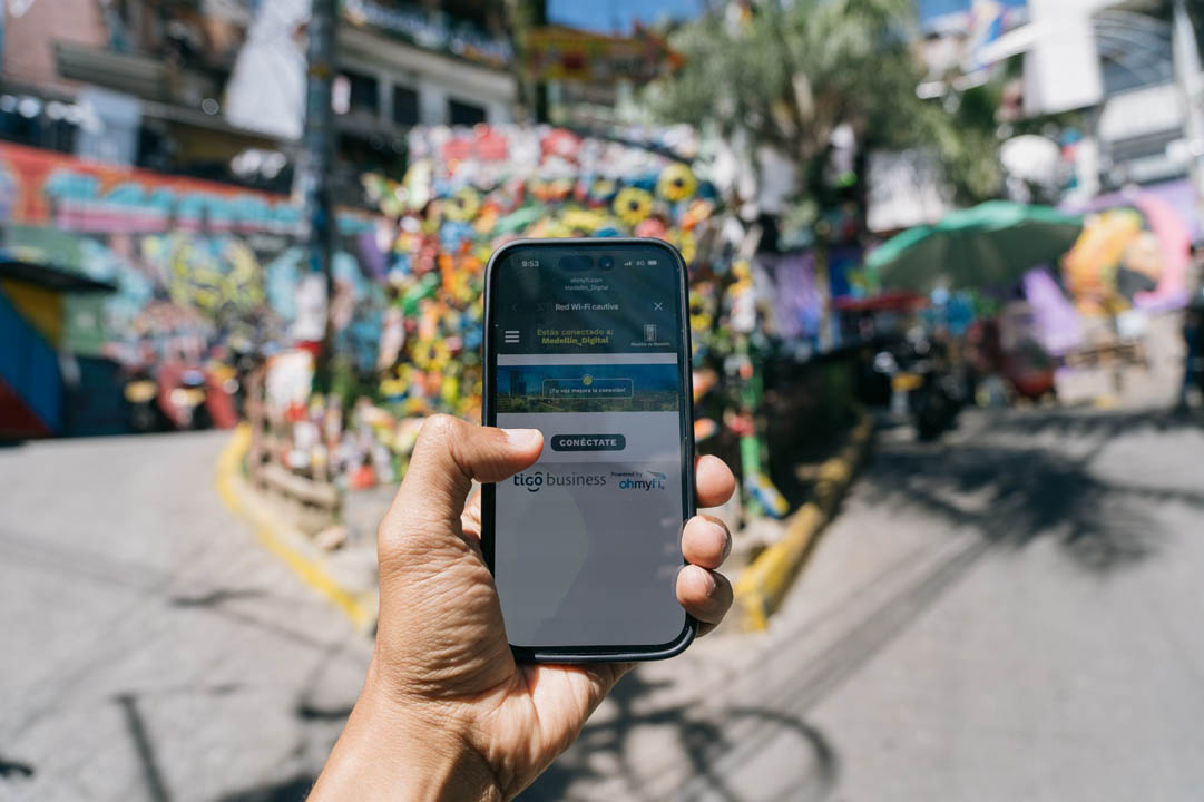 Imagen de celular conectado a la red wifi de Alcaldía