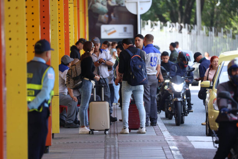 Imagen de ciudadanos en Terminal de Transporte