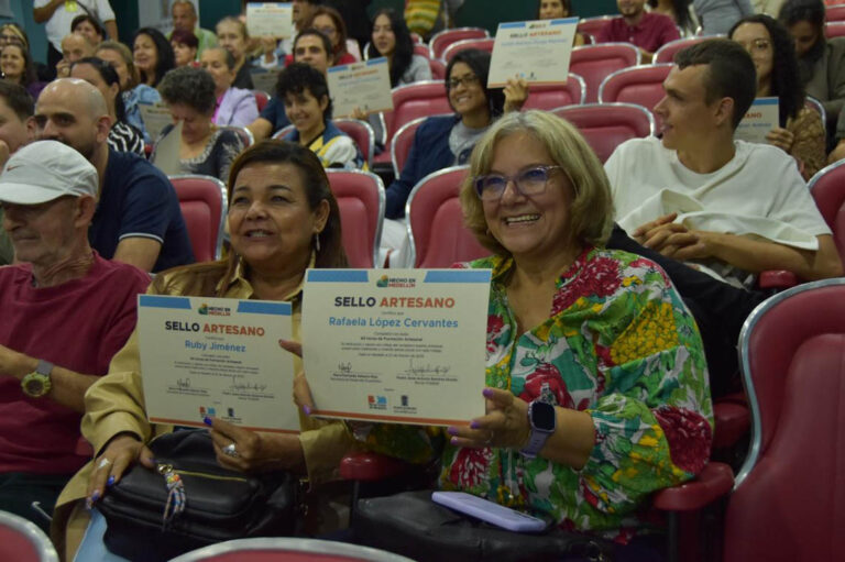 Imagen de dos artesanas con diplomas