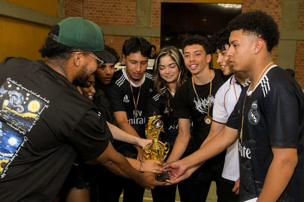 Imagen de equipo de jóvenes con un trofeo