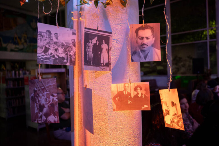 Imagen de fotografías antiguas colgadas