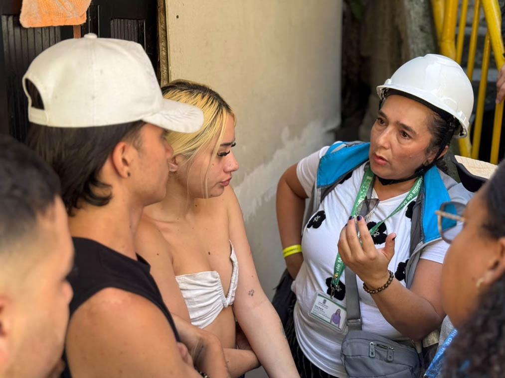 Imagen de funcionaria hablando con ciudadanos para una evacuación