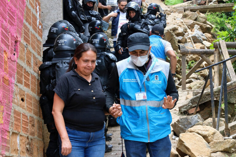 Imagen de funcionaria que acompaña a ciudadana