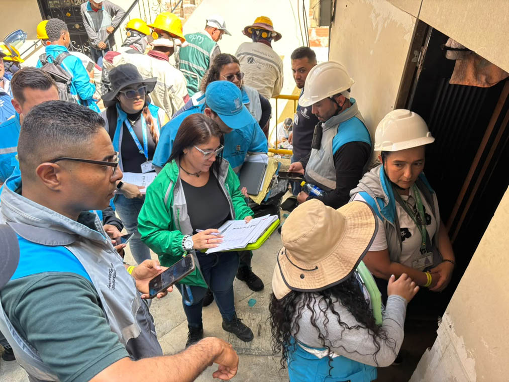 Imagen de funcionarios evacuando a habitantes de Manrique