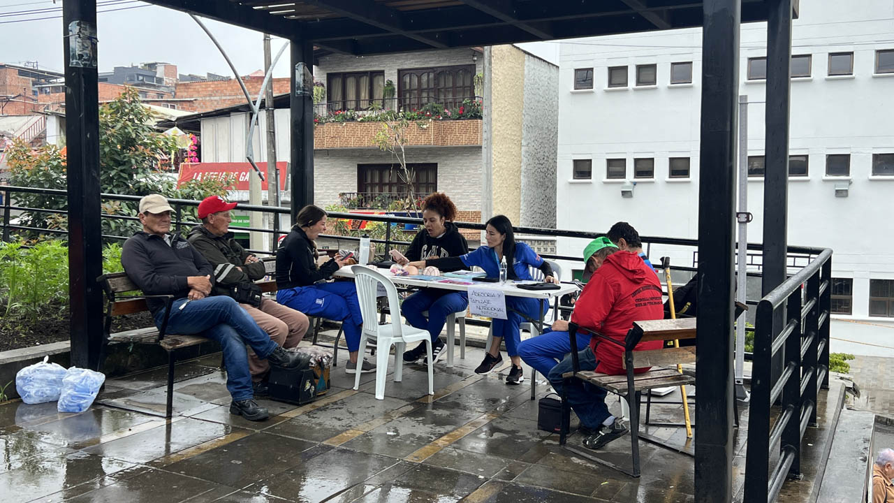 Imagen de funcionarios prestando orientación a ciudadanos