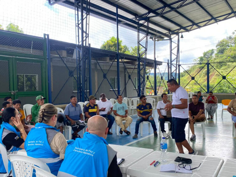 Imagen de funcionarios reunidos con indígenas en una cancha
