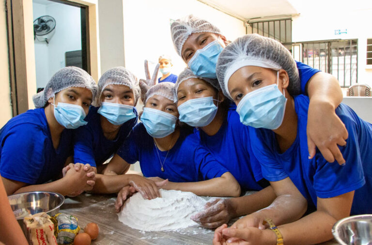 Imagen de grupo de niñas haciendo una receta de repostería