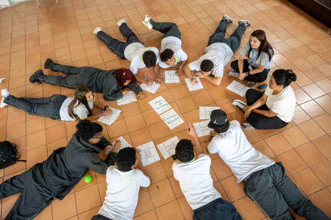 Imagen de jóvenes haciendo una actividad grupal