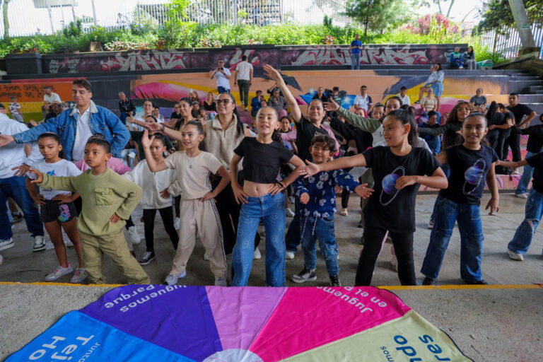 Imagen de menores y adultos bailando una coreografía